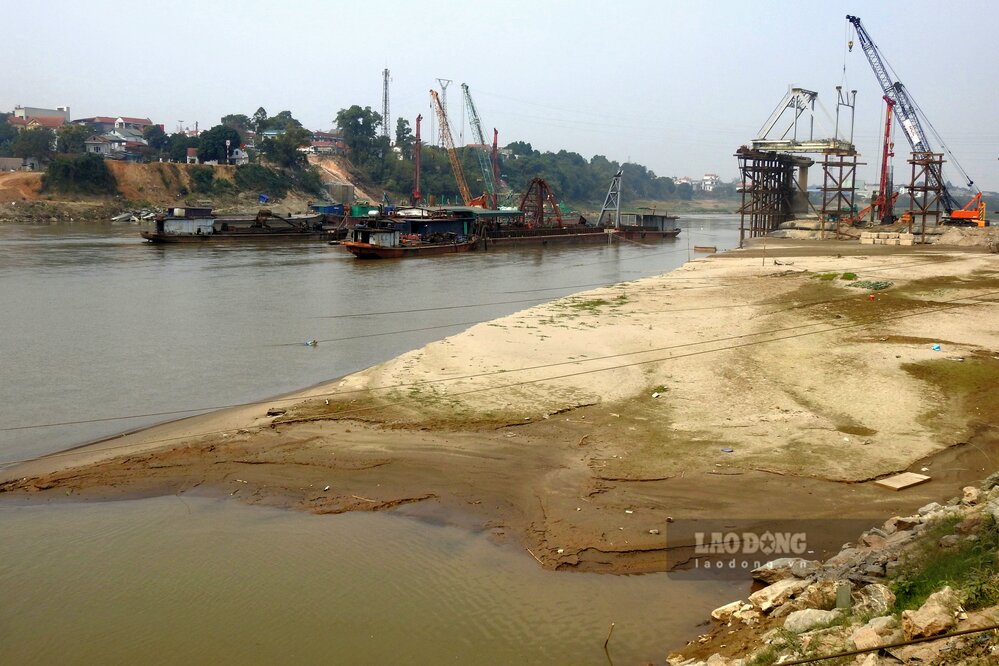 The water level of the Red River in the Phong Chau bridge area has dropped. Photo: To Cong.