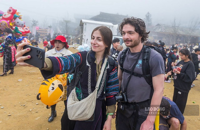 International visitors experience the highland market in Vietnam. Photo: An Vi