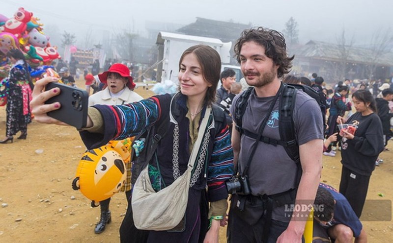 International visitors experience the highland market in Vietnam. Photo: An Vi