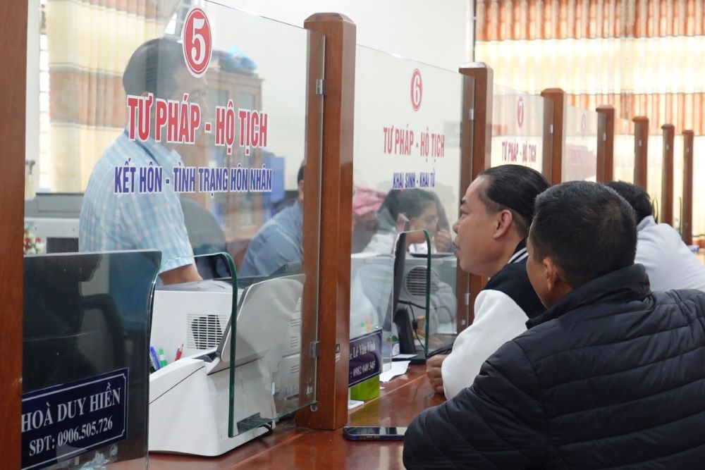 "No appointment on Wednesday morning", convenient for people to check in. Photo: Tran Thi