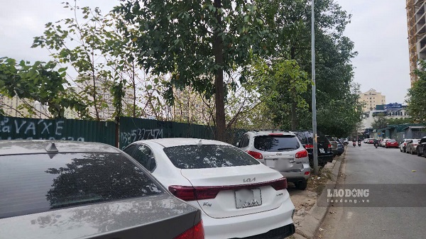 Một số diện tích vỉa hè bên ngoài trở thành nơi đỗ xe. Ảnh: Minh Hạnh
