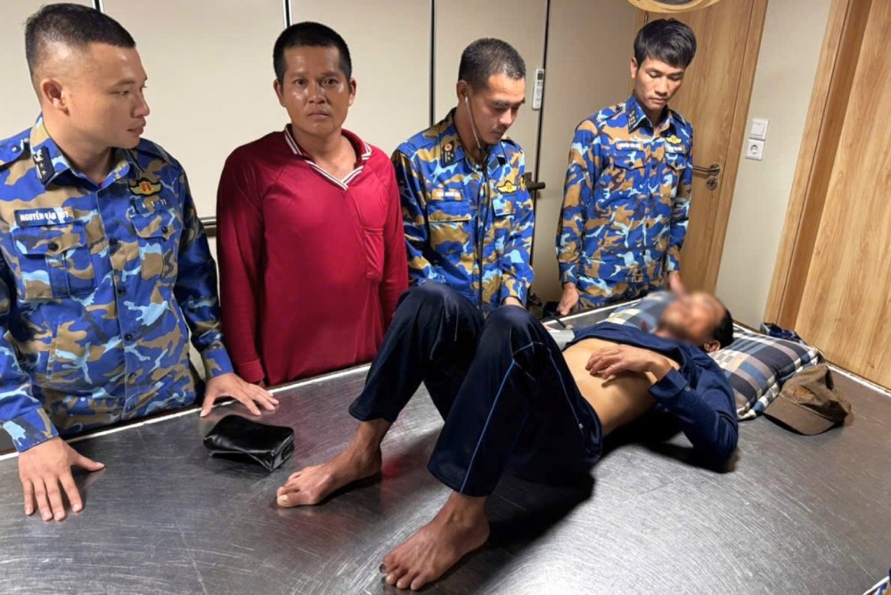 Military Ship 637 examines the fishermen. Photo: Naval Region 5 Command