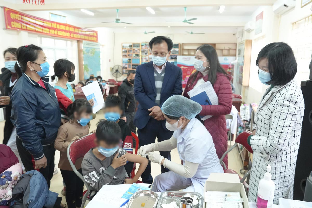 The working group of the Center for Disease Control (CDC) supervised the implementation of measles vaccination in Zone 8, Lang Chai, Ha Phong Ward, Ha Long City. Photo: CDC Quang Ninh
