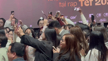 The cast of "The billion-dollar kiss" was surrounded by fans in the theater.