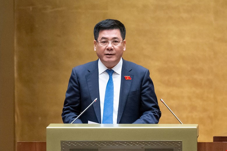 Minister of Industry and Trade Nguyen Hong Dien presented the Report on specific mechanisms and policies for investment in the construction of the Ninh Thuan nuclear power project. Photo: Quochoi.vn