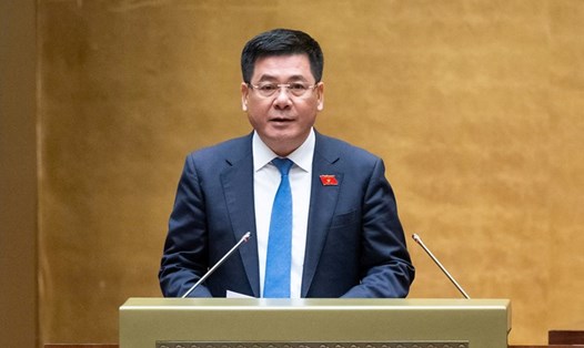 Bộ trưởng Bộ Công Thương Nguyễn Hồng Diên trình bày Tờ trình về các cơ chế, chính sách đặc thù đầu tư xây dựng dự án điện hạt nhân Ninh Thuận. Ảnh Quochoi.vn