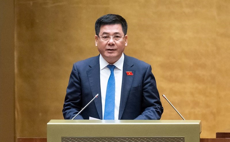Minister of Industry and Trade Nguyen Hong Dien presented the Report on specific mechanisms and policies for investment in the construction of the Ninh Thuan nuclear power project. Photo: Quochoi.vn