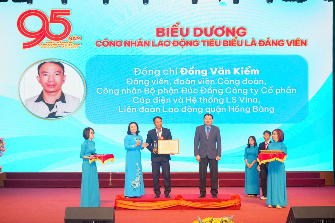 Permanent Vice President of the Vietnam General Confederation of Labor Thai Thu Xuong (2nd from left) presented the symbol and presented a Certificate of Merit to Party members who are exemplary workers at the Commendation Ceremony organized by the Hai Phong City Labor Federation on February 8. Photo: Hai Phong City Electronic Information Portal