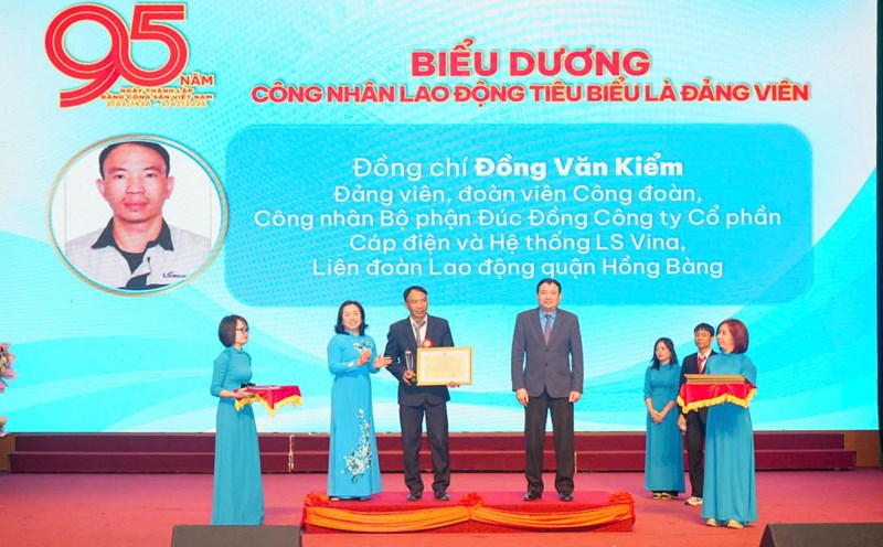Permanent Vice President of the Vietnam General Confederation of Labor Thai Thu Xuong (2nd from left) presented the symbol and presented a Certificate of Merit to Party members who are exemplary workers at the Commendation Ceremony organized by the Hai Phong City Labor Federation on February 8. Photo: Hai Phong City Electronic Information Portal