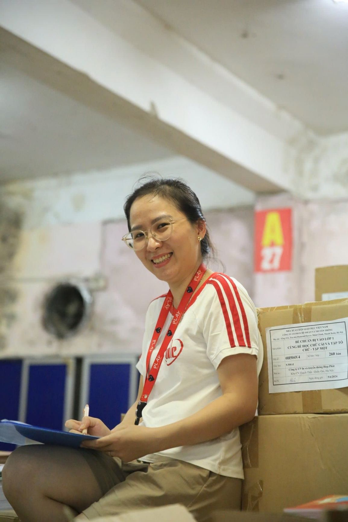 Ms. Nguyen Cam Nhung is an outstanding party member selected to commend outstanding workers as a member of the Communist Party of Vietnam for the first time in 2025. Photo: Character provided