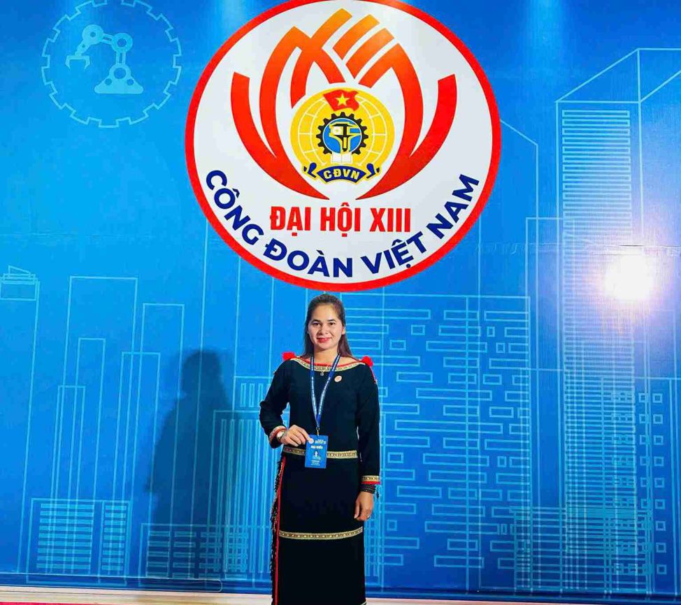 Ms. H'Chuyen Nie - one of 10 outstanding party members honored by the Vietnam General Confederation of Labor. Photo: Bao Trung