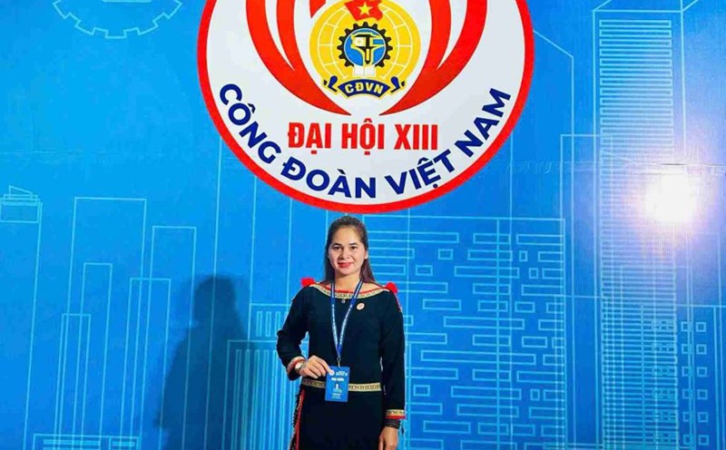 Ms. H'Chuyen Nie - one of 10 outstanding party members honored by the Vietnam General Confederation of Labor. Photo: Bao Trung