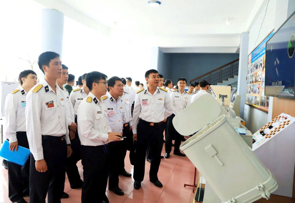 Thu truong Bo Tu lenh Vung tham quan cac mo hinh hoc cu, phan mem, sang kien, sang che trong huan luyen. Anh: Vung 3 Hai quan