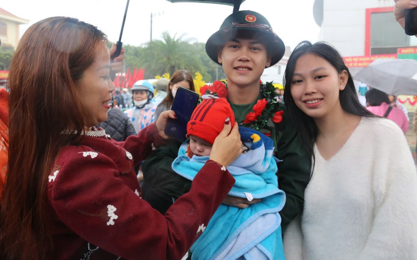 The rookie broke up with his 4-month-old child, and both his wife and mother laughed in encouragement.