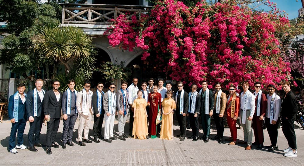 The Kings took souvenir photos at the accommodation in Vinh Hy, Ninh Thuan. Source: Organizing Committee.