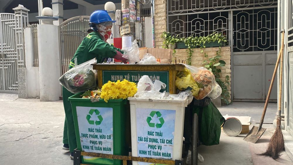 Phân loại rác tại nguồn giúp nhân viên thu gom bớt vất vả, nhọc nhằn. Ảnh: Thủy Nguyên