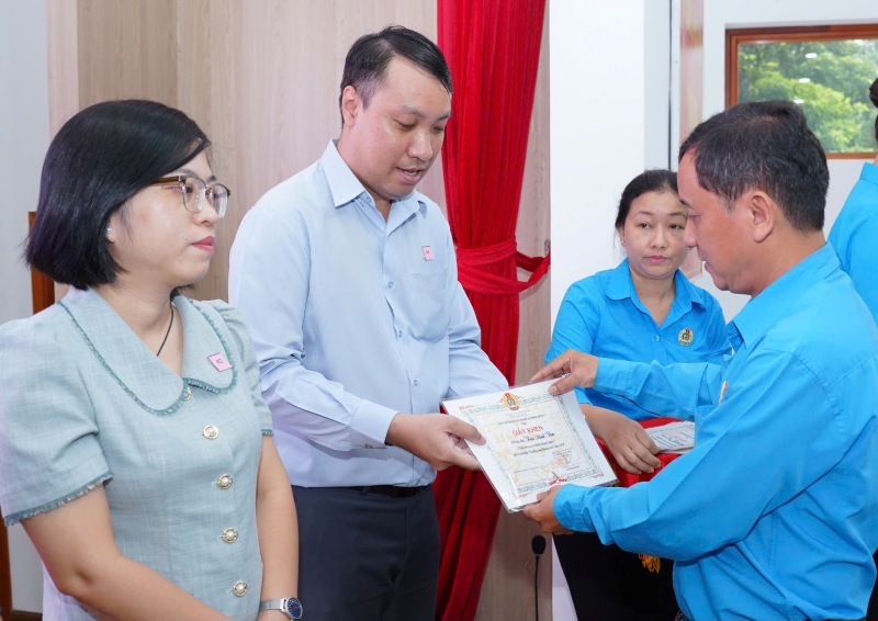 Mr. Huynh Van Tuan - Member of the Standing Committee, Head of the Propaganda Department of the Ho Chi Minh City Labor Federation (right cover) - awarded Certificates of Merit from the District 5 Labor Federation to the "Shining eggs of Party members". Photo: Duc Long