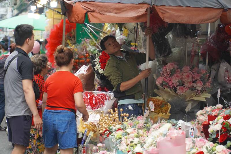 The weather in Ho Chi Minh City is rainy, so traders are worried about a decrease in the number of customers. Photo: Ha May