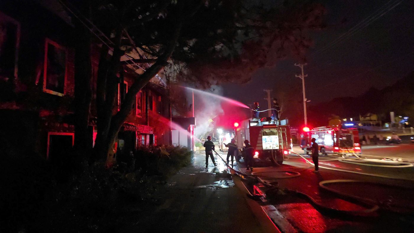 The authorities focused on extinguishing the fire that broke out in the early morning. Photo: Lam Hong