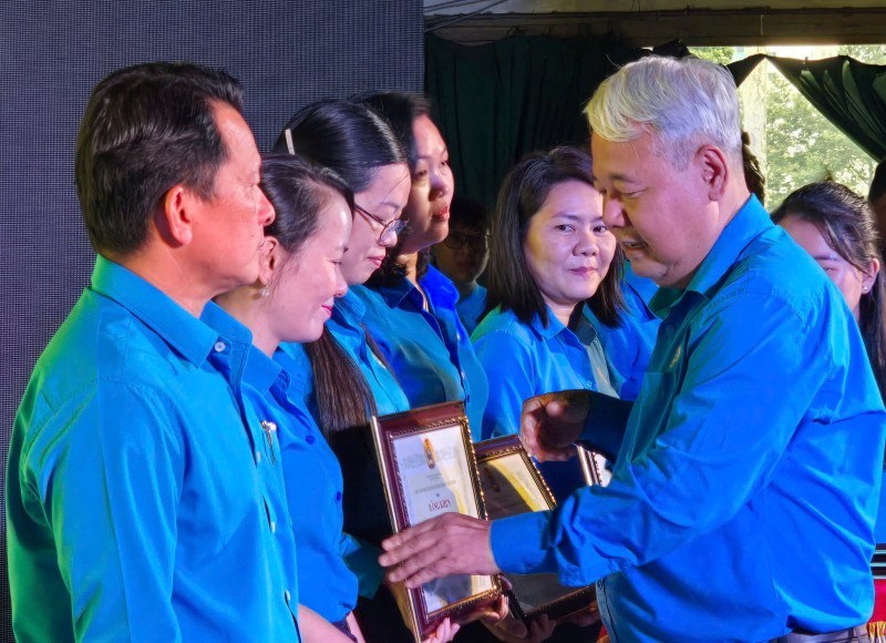 Mr. Vo Khac Thai - Chairman of the Ho Chi Minh City Labor Federation - awarded certificates of merit to collectives with outstanding achievements in caring for Tet for union members and workers. Photo: Nam Duong