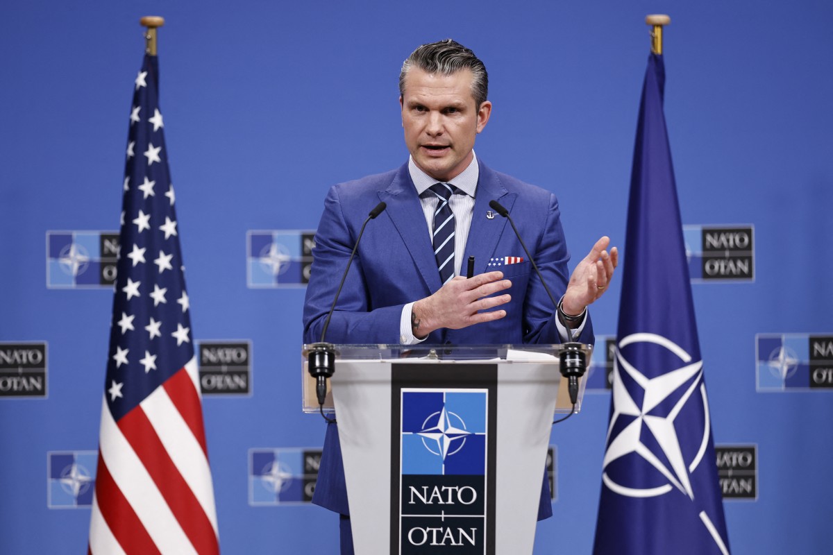 Bo truong Quoc phong My Pete Hegseth hop bao sau hoi nghi Bo truong Quoc phong NATO o Brussels, Bi, ngay 13.2.2025, tuyen bo rang chau Au phai ganh phan lon vien tro quan su va phi quan su cho Ukraina. Anh: AFP