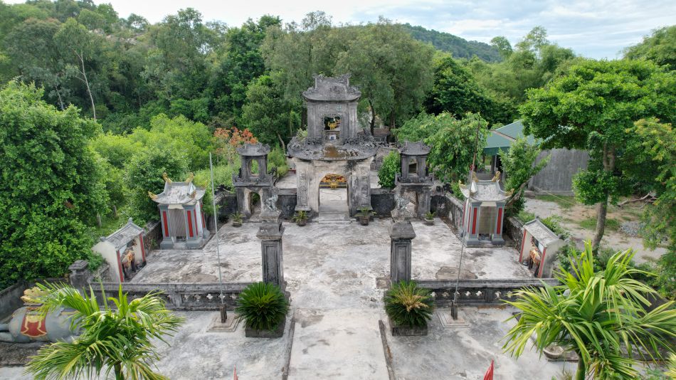 Voi Quy dike, an important historical site in the region.