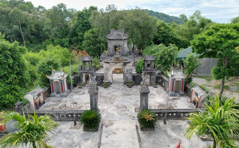 Voi Quy dike, an important historical site in the region.