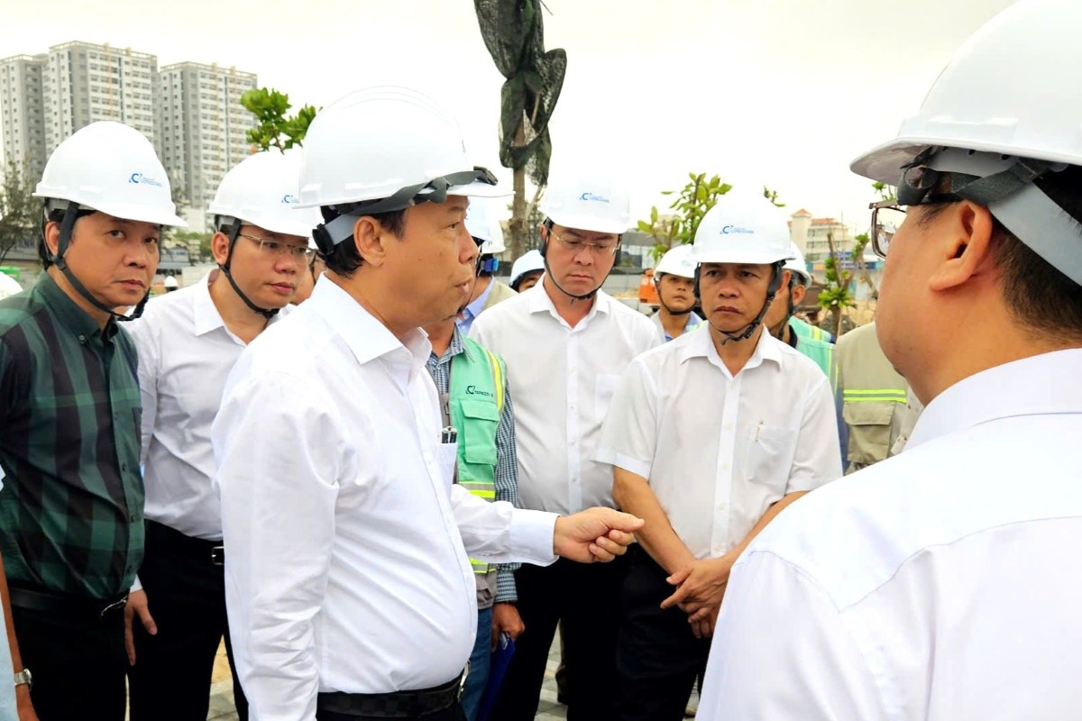 Chairman of the People's Committee of Ba Ria - Vung Tau province inspected the progress of the Thuy Van road renovation project, Vung Tau city. Photo: Thanh An