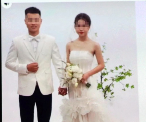 While abroad, Ms. T. was shocked when she saw her husband's wedding photos with another woman. Photo: Ngoc Anh