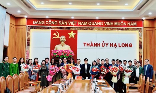 Ban Thường vụ Thành ủy Hạ Long tặng hoa cho 12 cán bộ, lãnh đạo cấp xã, phường, phòng ban xin nghỉ hưu trước tuổi. Ảnh: Hoàng Nga