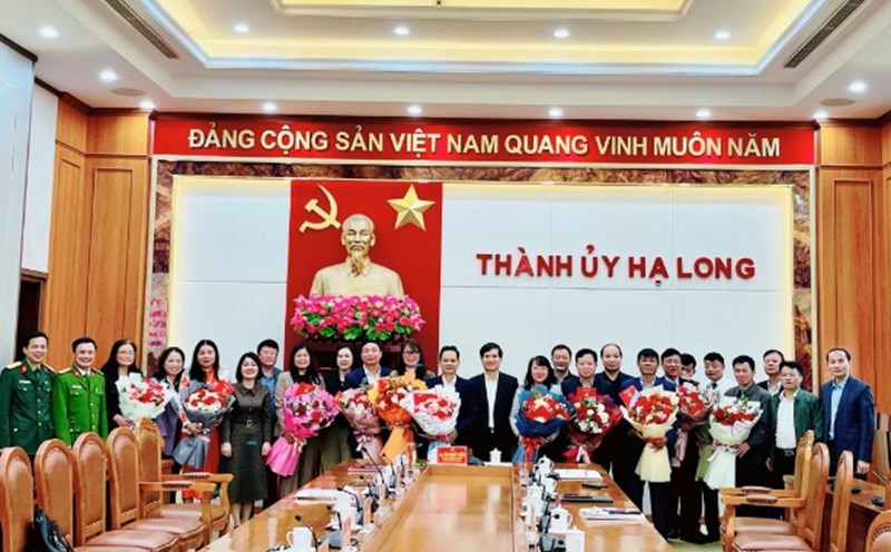 The Standing Committee of the Ha Long City Party Committee presented flowers to 12 cadres, leaders at the commune, ward and department levels who applied for early retirement. Photo: Hoang Nga