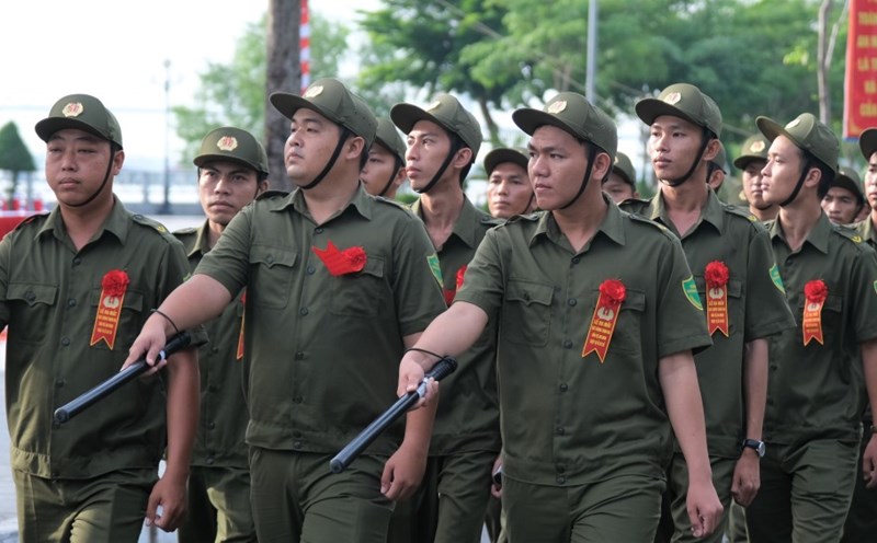 Forces participating in protecting security and order at the grassroots level are equipped with rubber markers, metal markers, anti-stabbing armor, and knife-taking gloves. Photo: Phong Linh