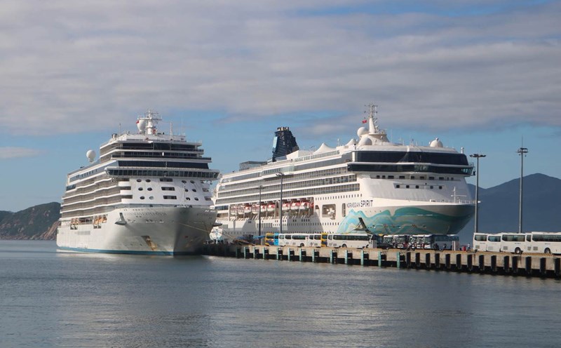 2 super luxury cruise ships arrived in Khanh Hoa on due date 14.2. Photo: Nguyen Phat