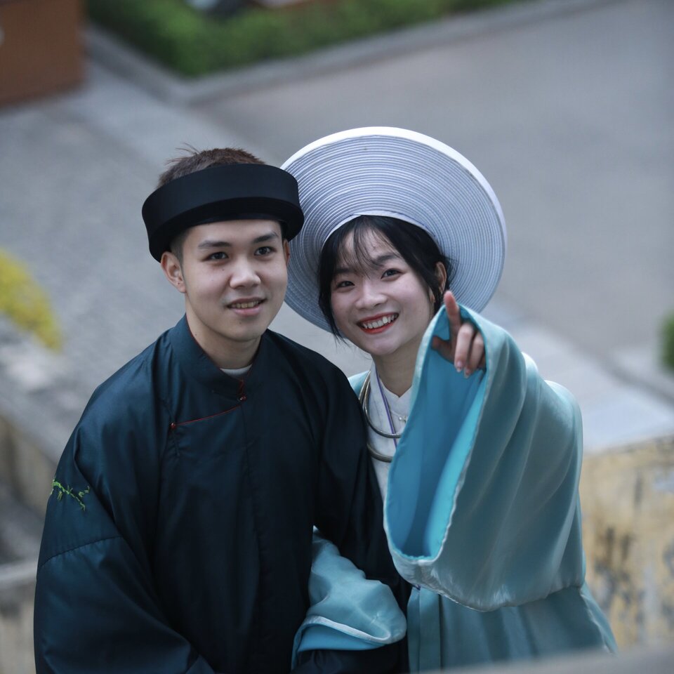Many young people choose to celebrate Valentine by wearing traditional traditional costumes. Photo: Duc Van