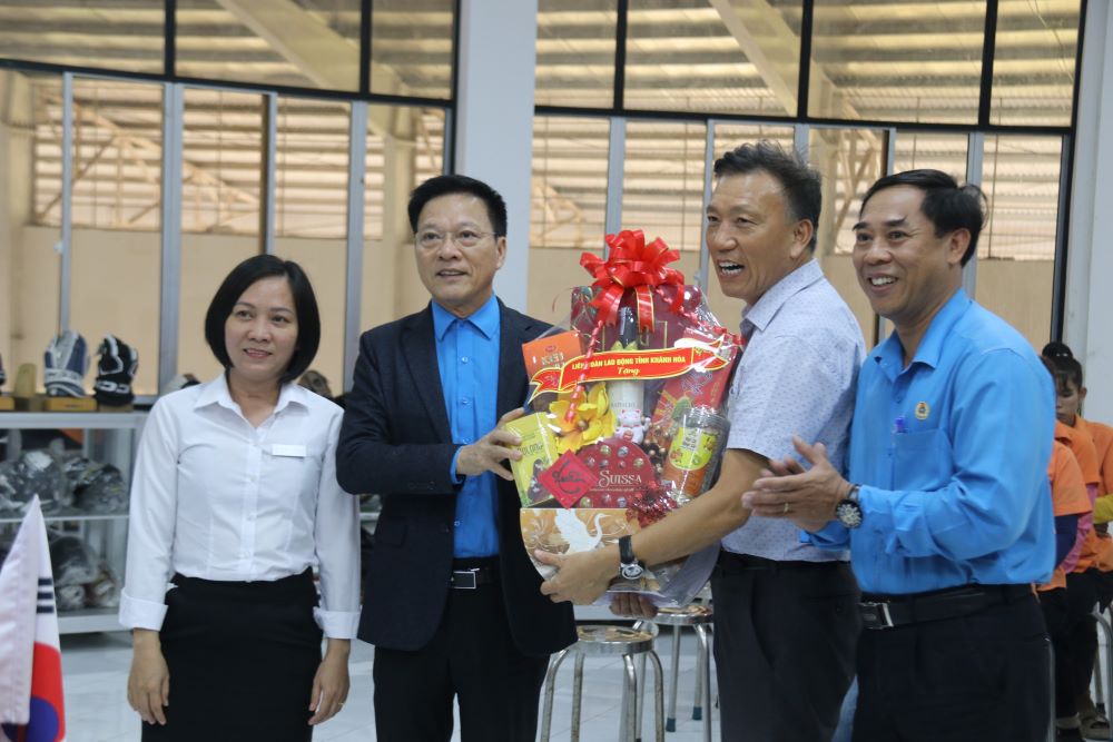 Mr. Phan Thanh Liem - Chairman of Khanh Hoa Provincial Federation of Labor presented gifts and encouraged workers and leaders of Komega-X Company Limited. Photo: Phuong Linh