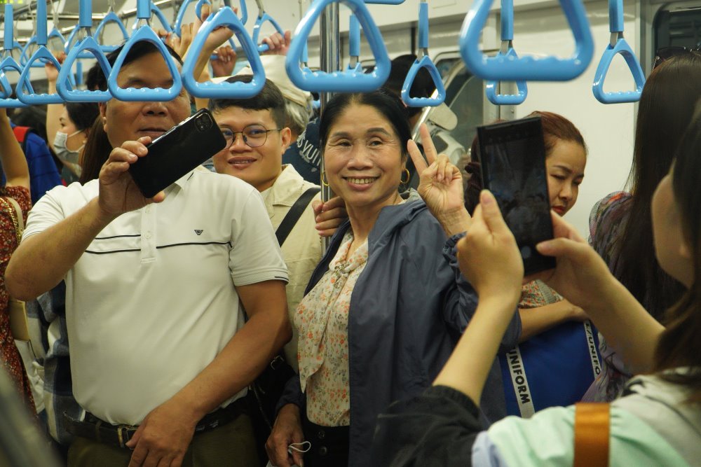 Hanh khac di metro phan khoi chup anh ki niem. Anh: Anh Tu