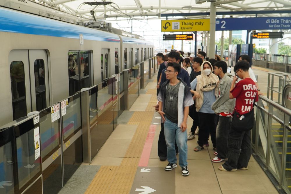 Nguoi dan TPHCM dan chon metro lam phuong tien cong cong hang ngay. Anh: Anh Tu