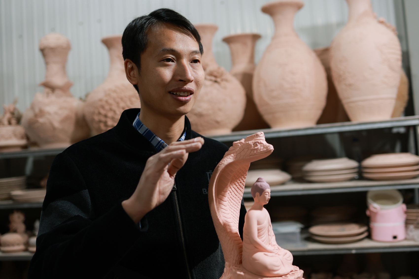 Mr. Nguyen Trong Nghia - artisan of Bat Trang pottery village. Photo: Hai Nguyen