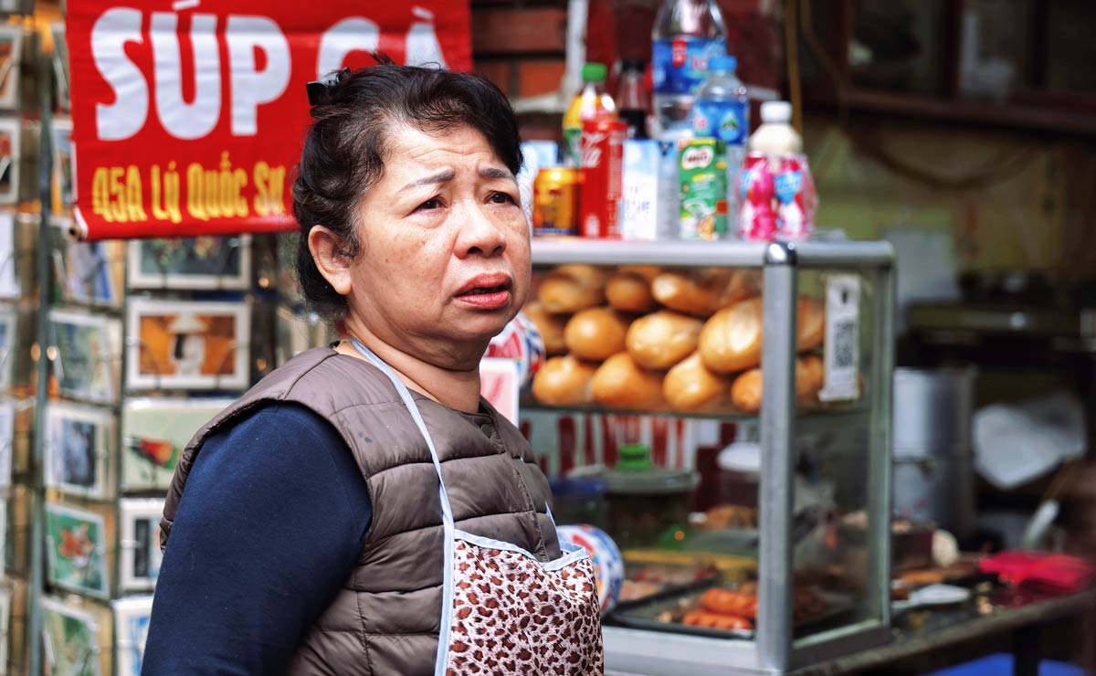 Ba Nguyen Thi Dung (tieu thuong ban hang tren pho Ly Quoc Su, Hoan Kiem, Ha Noi) cho biet: “Khu vuc nay rat nhieu truong mam non, moi khi xe du lich tra khach trung voi gio hoc sinh tan hoc la tac khong di duoc“.