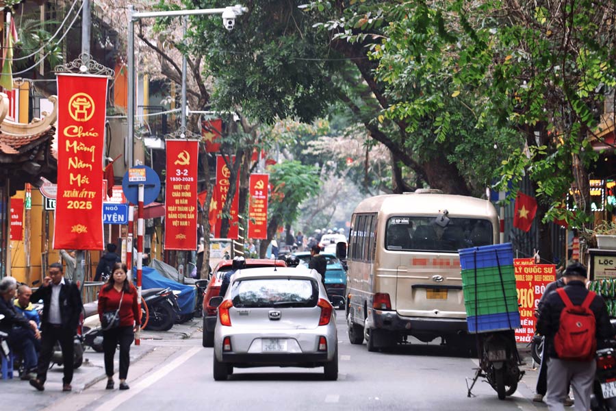 Pho Ly Quoc Su la tuyen pho giao thong 1 chieu, 2 ben via he bi trung dung lam noi do xe va ban hang nen trong khung gio cao diem, viec di chuyen qua khu vuc nay kha kho khan.