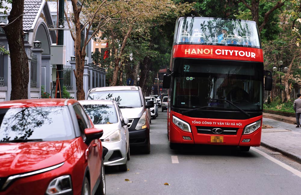 De ho tro nguoi dan va du khach di lai thuan tien, thanh pho Ha Noi se bo tri 4 diem trung chuyen theo cac huong cua khu vuc han che tren cac tuyen pho Ba Trieu, Tran Nhat Duat, Phung Hung va khu vuc cho Dong Xuan.