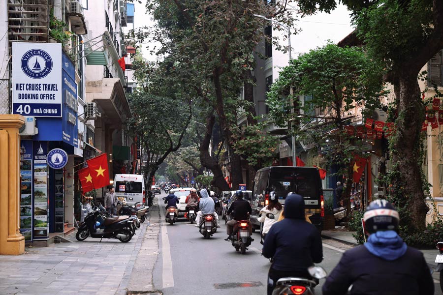 Moi day, UBND TP Ha Noi da chap thuan de nghi cua So Giao thong Van tai ve phuong an oto tren 16 cho chi duoc hoat dong theo khung gio o pho co, Ho Guom, tru xe buyt, xe dua don hoc sinh.