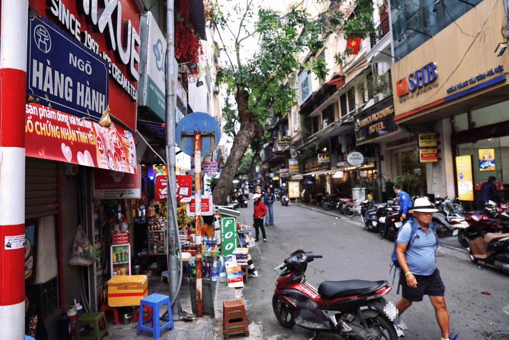 Da so cac tuyen duong nay deu co mat do giao thong dong duc va xay ra tinh trang un tac, dac biet la vao gio cao diem. Ngo Hang Hanh la mot trong nhung ngo duoc thi diem han che xe, ghi nhan trong ngay 14.2, du khong co xe tren 16 cho di chuyen vao khu vuc nay nhung con ngo van chat choi vi long duong nho, via he hep.