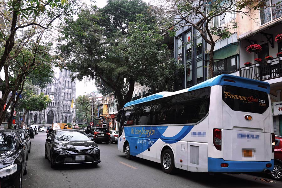 De ho tro nguoi dan va du khach di lai thuan tien, thanh pho Ha Noi se bo tri 4 diem trung chuyen theo cac huong cua khu vuc han che tren cac tuyen pho Ba Trieu, Tran Nhat Duat, Phung Hung va khu vuc cho Dong Xuan. 