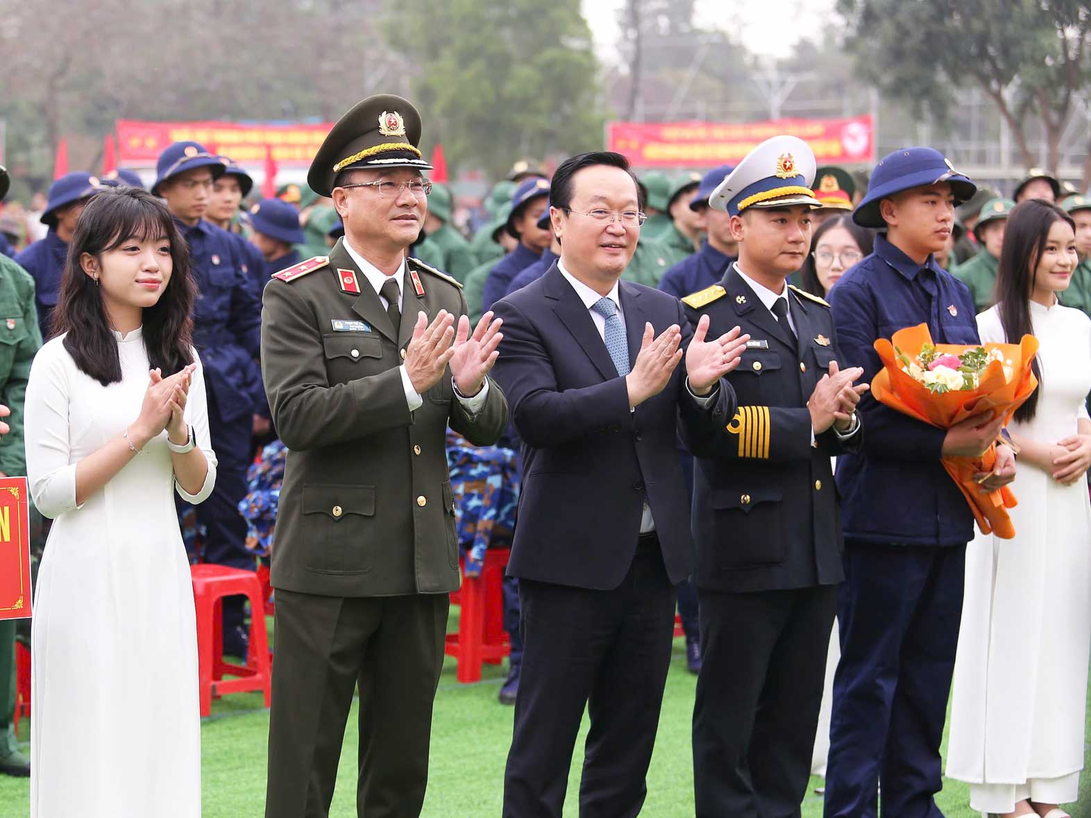 Thứ trưởng Bộ Công an và Bí thư Tỉnh ủy Nghệ An động viên công dân nhập ngũ. Ảnh: Anh Ngọc