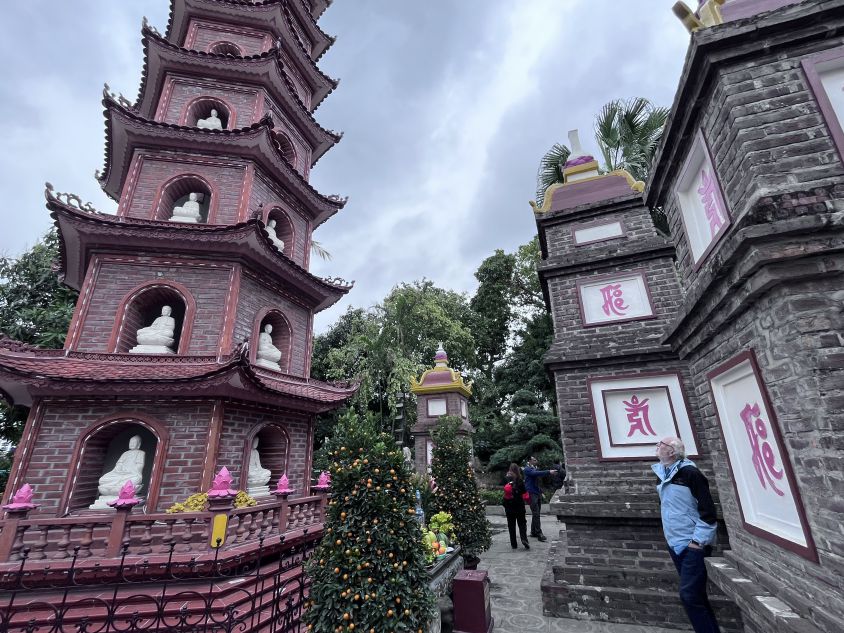 Lạ lẫm (chùa Trấn Quốc).
