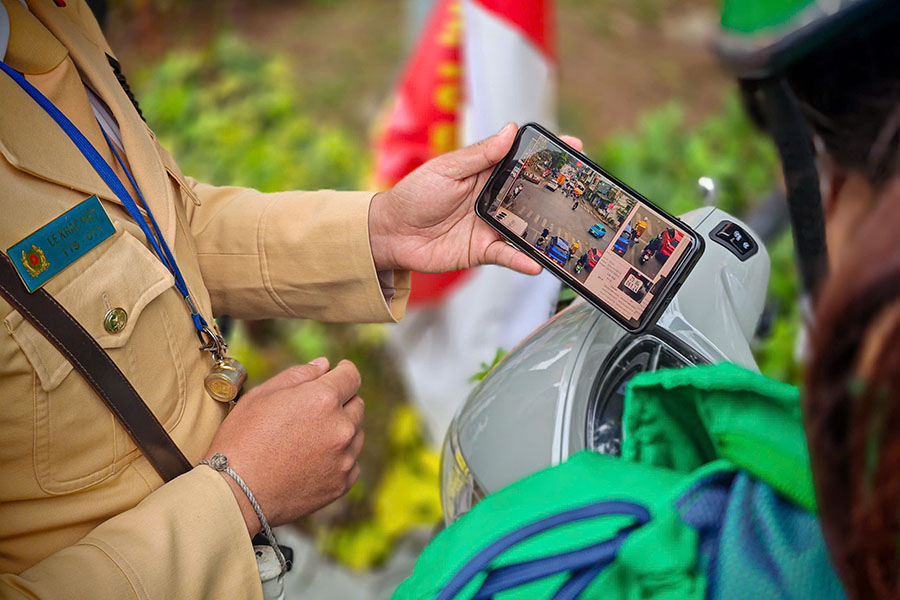 Watch Hanoi Traffic Police issue "hot" fines through surveillance cameras