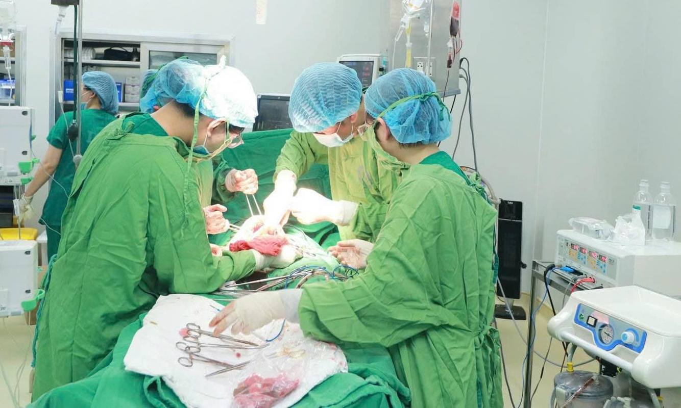 Doctors at the Central Obstetrics and Gynecology Hospital saved the life of a mother with cardiac arrest. Photo: BVCC