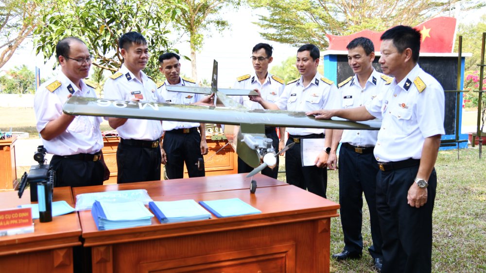 Delegates visit models and initiatives in the contest. Photo: Van Dinh
