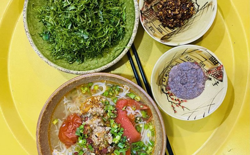 Traditional crab vermicelli bowl. Photo: Vinh Quyen